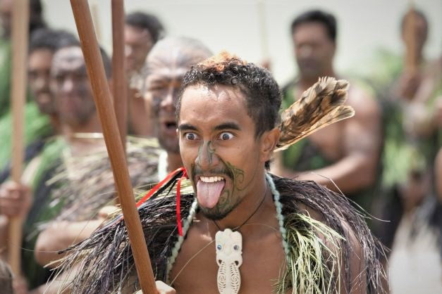 Nahaufnahme eines Maori Kriegers der seine Zunge herausstreckt