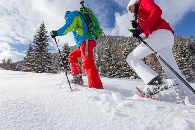 Sportiliche Wanderer auf Schneeschuhen in einer Winterlandschaft - Fit durch Manuka Honig