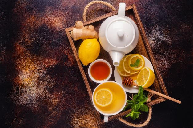 Manuka Honig mit Tee gegen Erkältungen